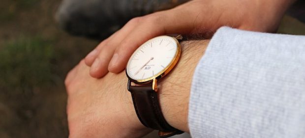 Zegarek marki Daniel Wellington na skórzanym pasku