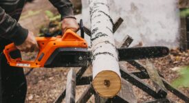 przecinanie cienkiego kawałka drewna - jaka piła spalinowa sprawdzi się przy takich pracach?